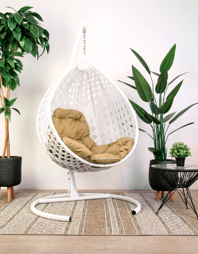 Кресло подвесное КАПЛЯ ЛЮКС с ротангом белое, бежевая подушка 11030101 в интернет гипермаркете «Планета Лета». Фото