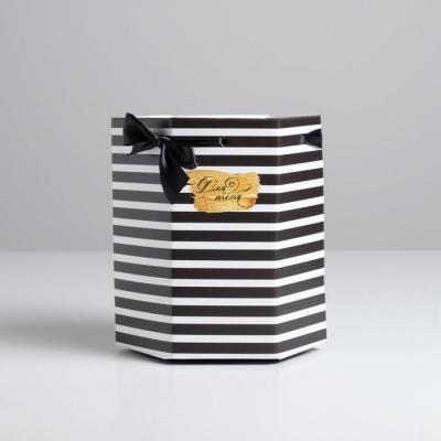 Коробка складная шестигранник «Монохром», 17 × 14,8 × 19,5 см  2891324 в интернет гипермаркете «Планета Лета». Фото