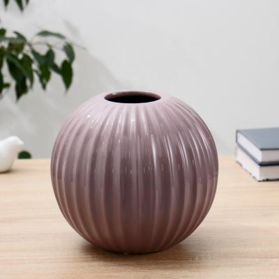 Ваза "Bright Shell (керамика), D7xH22 см сиреневый в интернет гипермаркете «Планета Лета». Фото