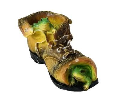 Фигура Башмак с лягушками Н-15см., L-15см., В-27см. D-9см. в интернет гипермаркете «Планета Лета». Фото