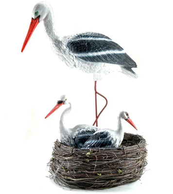 Комплект аистов в гнезде